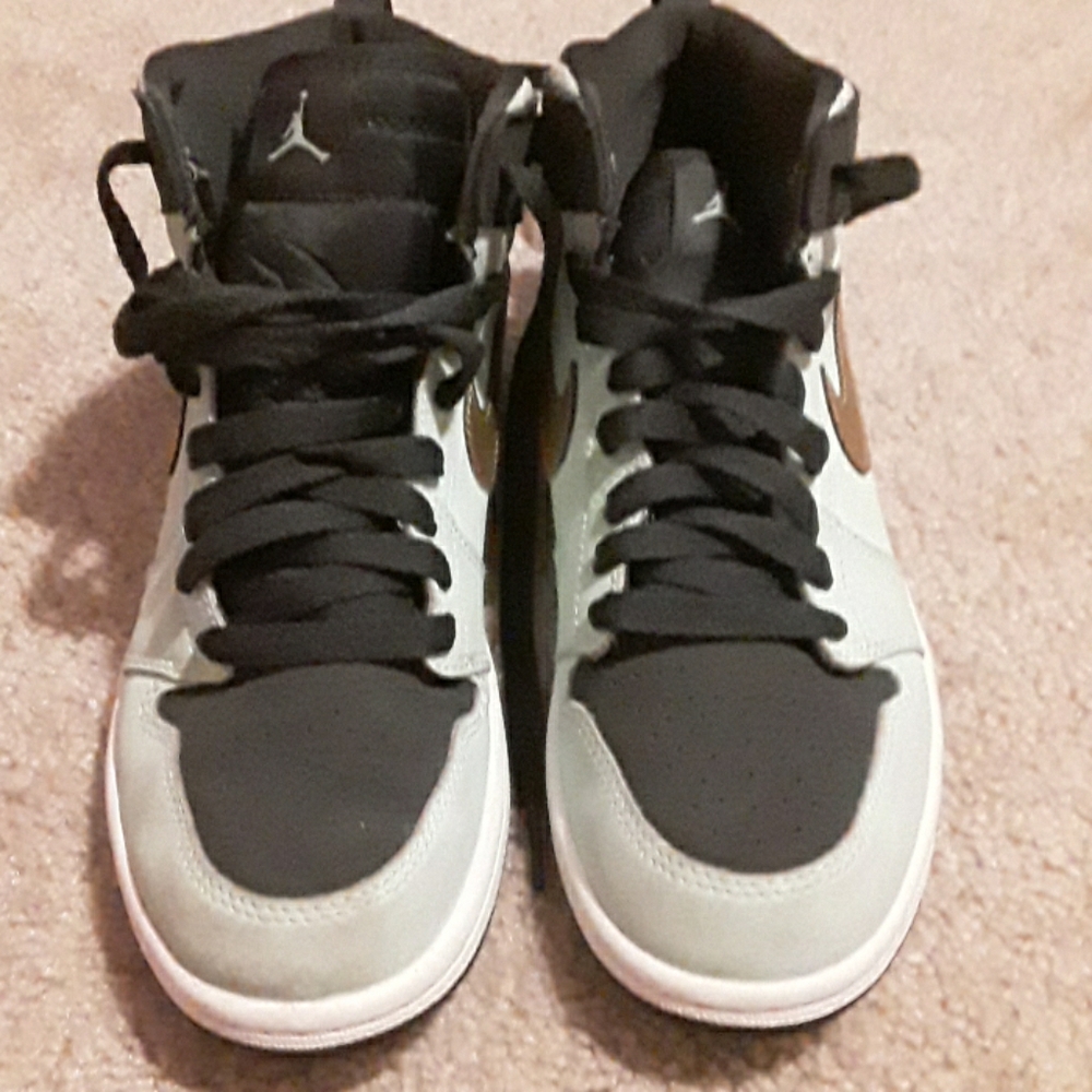 Basketball shoes